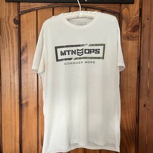 MTN Ops Conquer White Gray Short Sleeve Tee T Shirt Mens L Logo Outdoors *flaw